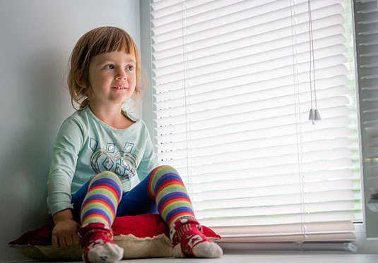 Le tende veneziane e le tende a rullo non devono mettere in pericolo i bambini
