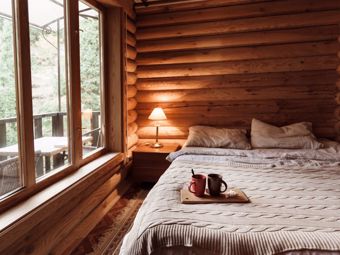 Schermature per case di campagna e cottage: quali elementi schermanti garantiscono comfort termico e sicurezza?