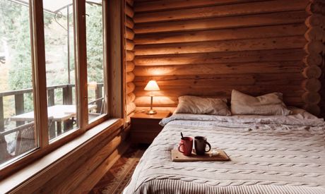 Schermature per case di campagna e cottage: quali elementi schermanti garantiscono comfort termico e sicurezza?