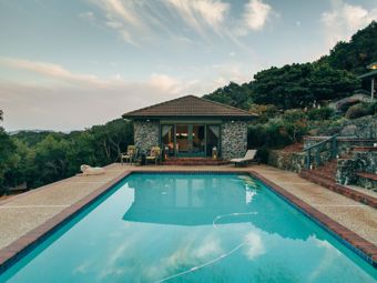 Piscina in giardino: come sistemare l’ambiente circostante