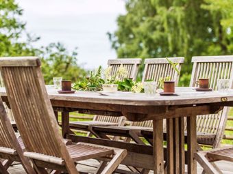 Come scegliere i mobili da giardino per la pergola?