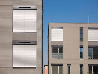 Alimentatore solare indipendente per veneziane da esterno