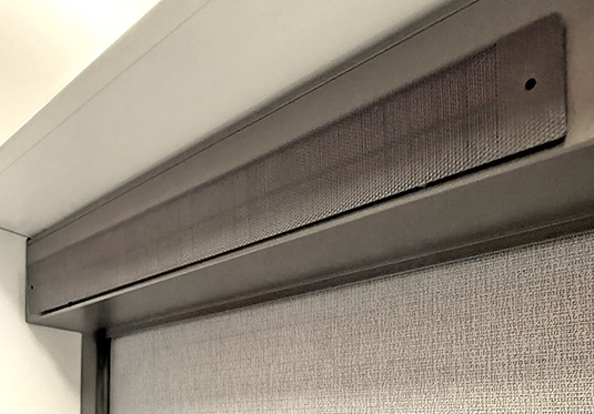 Tenda a rullo schermante ALFA Solar: schermature di nuova generazione senza alimentazione elettrica
