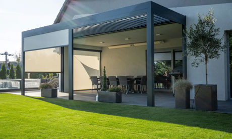 Tende a rullo schermanti per pergole: quali tipi esistono e come scegliere